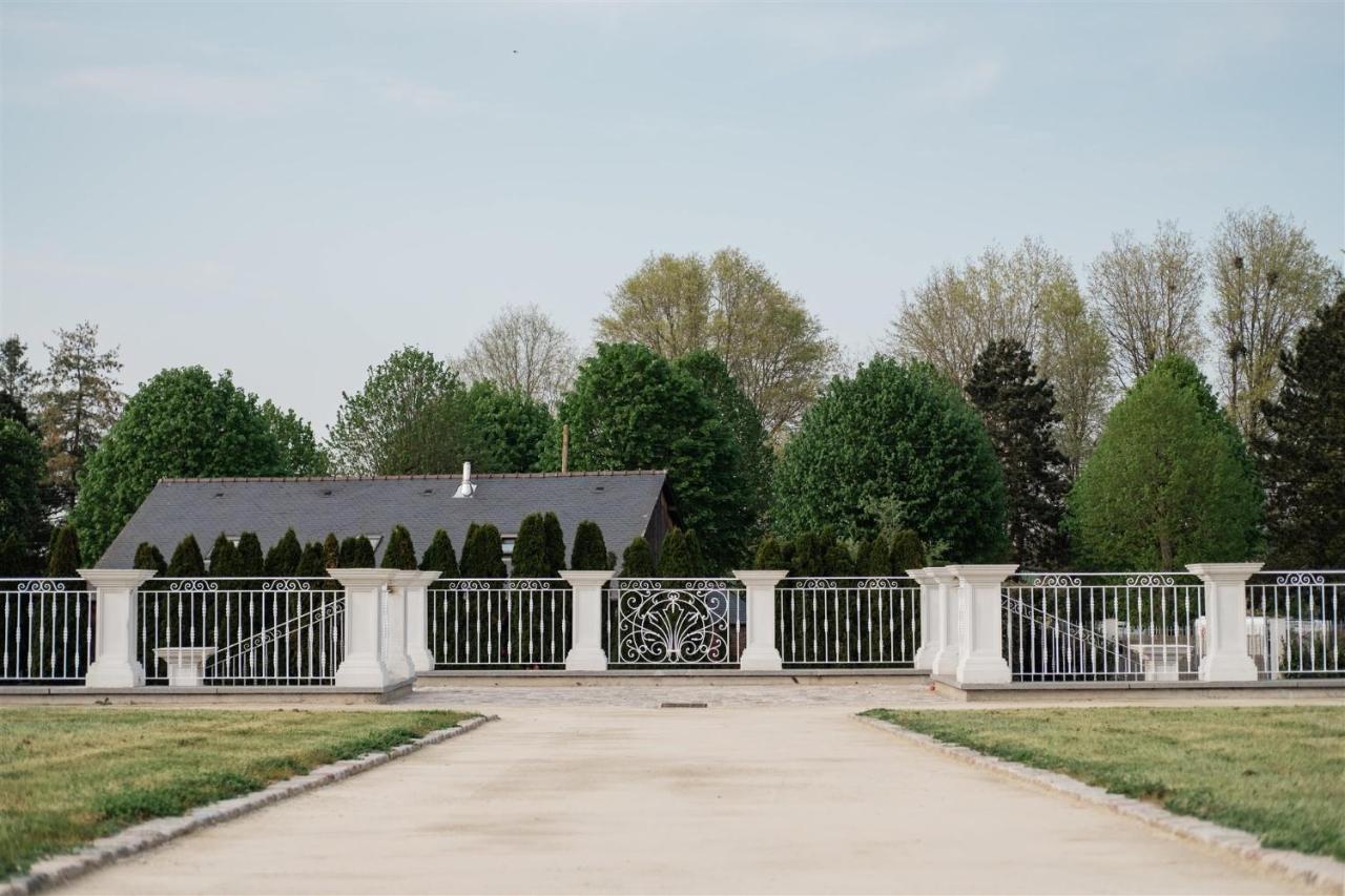 Bed and Breakfast Domaine Les Jardins Darsene Tinténiac Exterior foto