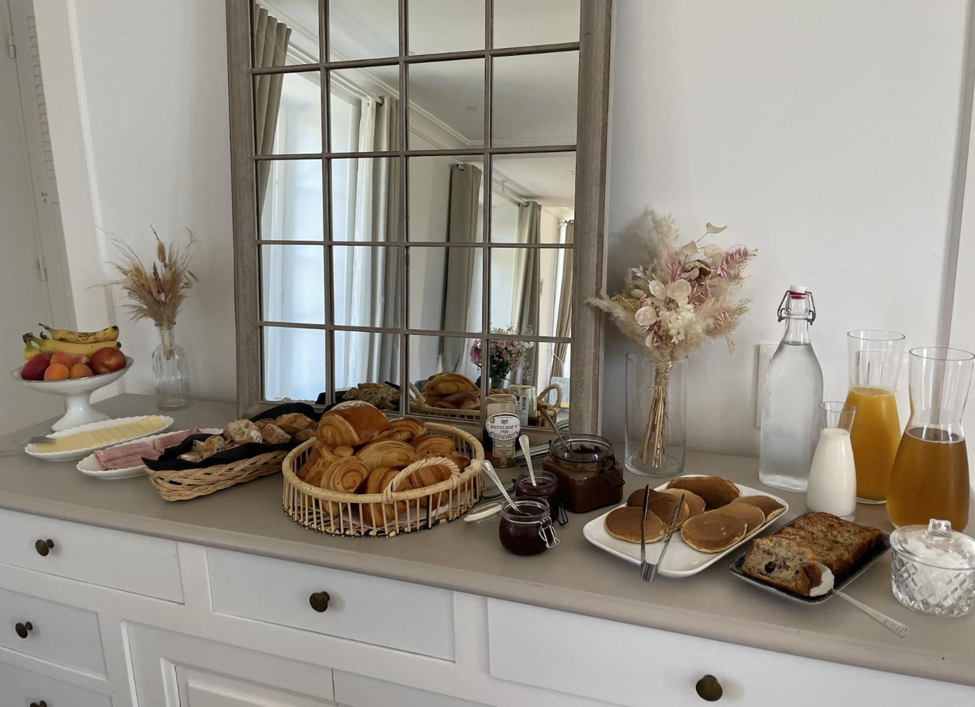 Bed and Breakfast Domaine Les Jardins Darsene Tinténiac Exterior foto
